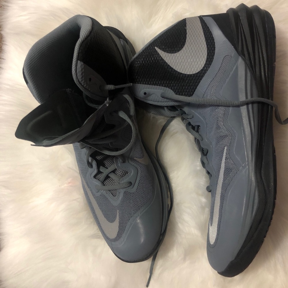 New Nike Men Basketball Shoes size 12